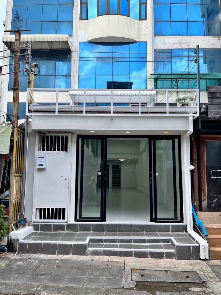 BH2943 ให้เช่าอาคารพาณิชย์รีโนเวทใหม่ ใกล้มหาวิทยาลัยหอการค้าไทย (UTCC)  เหมาะกับการทำร้านกาแฟ/ร้านอาหาร/คลินิกทำฟัน/เสริมความงาม/ร้านทำผม