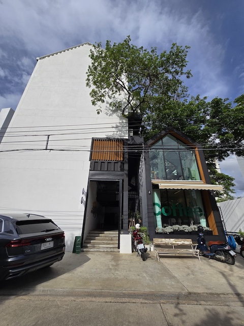 BH2899 ให้เช่าสำนักงาน + สตูดิโอ ซ.ลาดพร้าว 15 จดบริษัทได้ มีที่จอดรถมากกว่า 50 คัน มีร้านกาแฟ มีห้องประชุมให้ใช้ได้