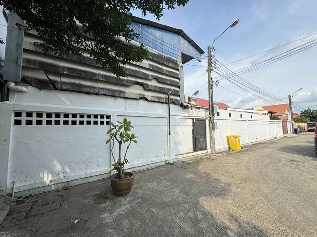 ให้เช่าโกดัง เนื้อที่ 132 ตร.ว พร้อมบ้านพีกพนักงาน    4 ห้องนอน 3 ห้องน้ำ ย่านพระโขนง สุขุมวิท 101/1 ซอยวชิรธรรม