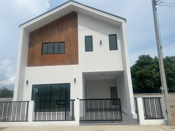 โซนท่าวังตาล ราคา 2.2 ล้าน 25 ตรว. บ้านเดี่ยว 2 ชั้น บ้านสร้างใหม่ สารภี สไตล์โมเดิร์นมินิมอล หลังใหญ่ เดินทางสะดวก ไปสนามบินเพียง 20 นาที