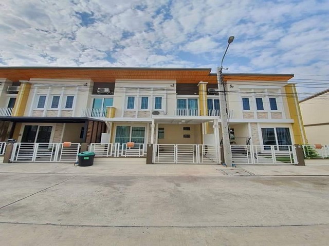 PB4347 ให้เช่าทาวน์โฮม 2ชั้น ซอยเฉลิมพระเกียรติร.9 ซอย30แยก14 โกลเด้นทาวน์ เฉลิมพระเกียรติ-สวนหลวง ใกล้ เคียง สวนหลวงร.9