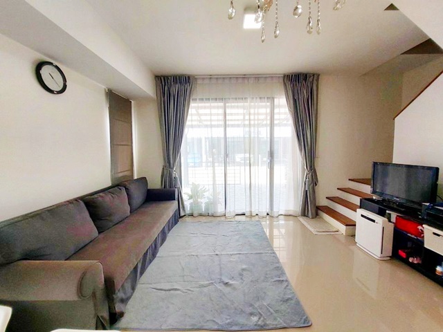 ตลาดนัมเบอร์วัน ราม 2 2 กม.กาญจนาภิเษก39-55  ให้เช่าทาวน์เฮาส์ 2 ชั้น แปลงมุม มีสวนข้างบ้าน 25ตรว. 148ตรม. ส่วนตัว 3นอน 2น้ำ 2จอดรถ 3แอร์ 