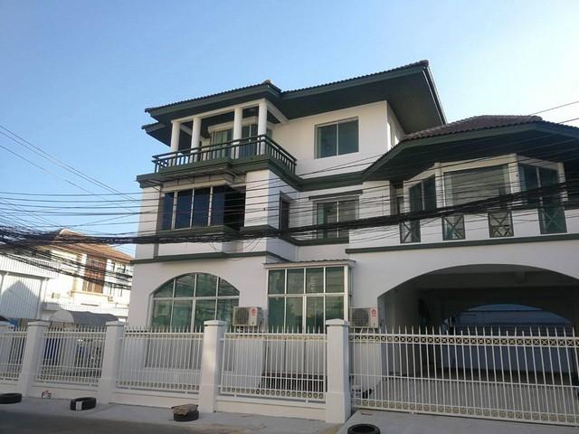 ให้เช่าสำนักงาน 3 ชั้นหลังมุม กรุงเทพกรีฑา 15 ที่ดิน  112 ตรว. พื้นที่ใช้สอย 650 ตรม.5 ห้องน้ำ ปรับปรุงใหม่ จอดรถในบ้าน 6 คัน