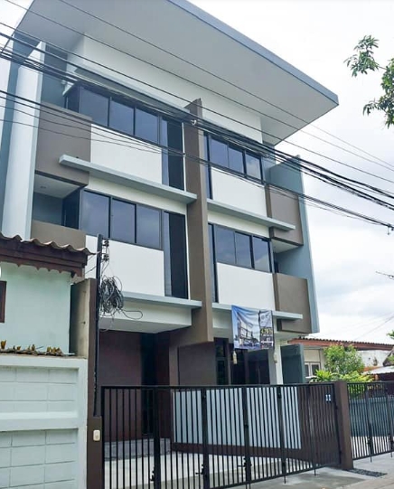 ขายบ้านแฝด ซอยติวานนท์52 อ.เมืองนนทบุรี จ.นนทบุรี เนื้อที่ 21 ตรว ติดถนนใหญ่ มี 3 นอน 3 น้ำ สร้างใหม่ พร้อมอยู่