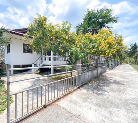 บ้านเดี่ยว 1 ห้องนอน ว่างให้เช่า ใกล้หาดแม่น้ำ มีความเป็นส่วนตัวสูง