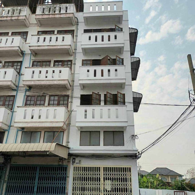 BH2963 ให้เช่า ตึกแถว 4.5 ชั้น ย่านพระราม 5  ถนนนครอินทร์  มีชั้นดาดฟ้า ห้องริม มีที่จอดรถด้านหน้าและด้านข้าง 