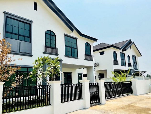 บ้านสร้างใหม่หลังใหญ่ 2 ชั้น บ้านถวาย หางดง             