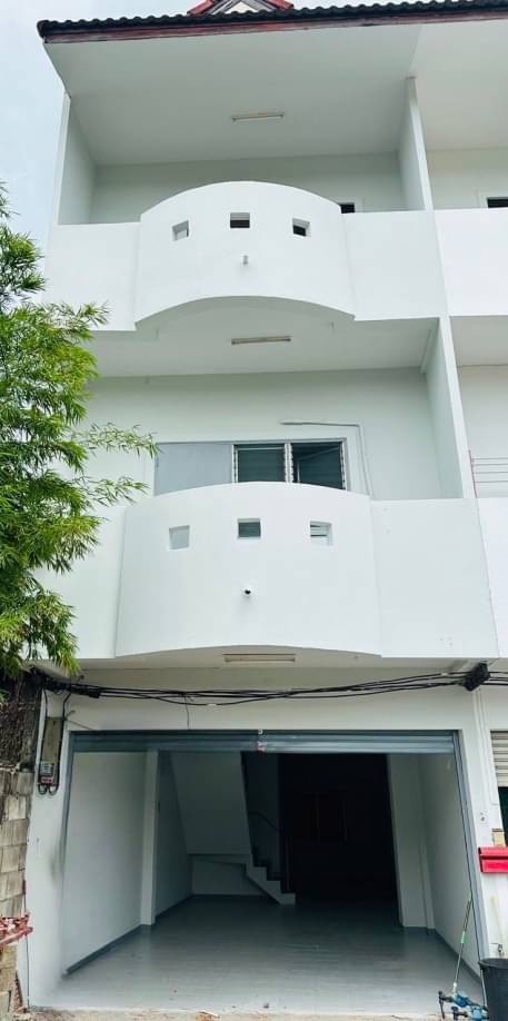 ขายขาดทุน 1.22 ล.เท่านั้น 18 ตรว. 4 นอน 3 น้ำ สันกำแพง ทาวน์เฮาส์ 3 ชั้น ทำเลดี ใจกลางบ่อสร้าง ใกล้แหล่งชุมชน ใกล้เมือง เดินทางสะดวกสบาย