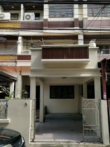 EPL-HR3446 ให้เช่าทาวน์เฮ้าส์  ถนน รามคำแหง Renovateใหม่ 3 ชั้น 3 ห้องนอน 4 ห้องน้ำใกล้ รพ. รามคำแหง เหมาะสำหรับทำสำนักงานและอยู่อาศัย