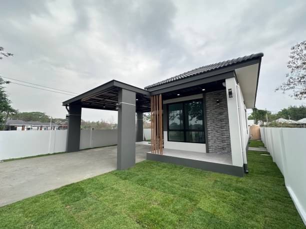 ราคาเริ่มที่ 2.19 ล้าน เนื้อที่ 54-59 ตรว. บ้านสร้างใหม่ ชั้นเดียว โซนสันกำแพง มีเพียง 3 หลังเท่านั้น สไตล์โมเดิร์น เนื้อที่กว้าง