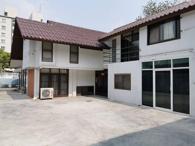 ให้เช่าบ้านเดี่ยว 2 ชั้น 2หลัง ลาดพร้าว 44 รัชดาภิเษก ขนาด150 ตรว.พื้นที่ใช้สอย 500 ตารางเมตร4 ห้องนอน 3 ห้องน้ำ  ที่จอดรถ 5 คัน แอร์ 3ตัว