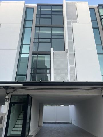 ให้เช่าโฮมออฟฟิศ 4 ชั้น  ย่านสุขาภิบาล 5 ท่าแร้ง บางเขน ใกล้ทางด่วน 24.7 ตรว. พื้นที่ใช้สอย 282 ตร.ม. มีห้องน้ำ 4 ห้อง จอดรถได้ 6 คัน