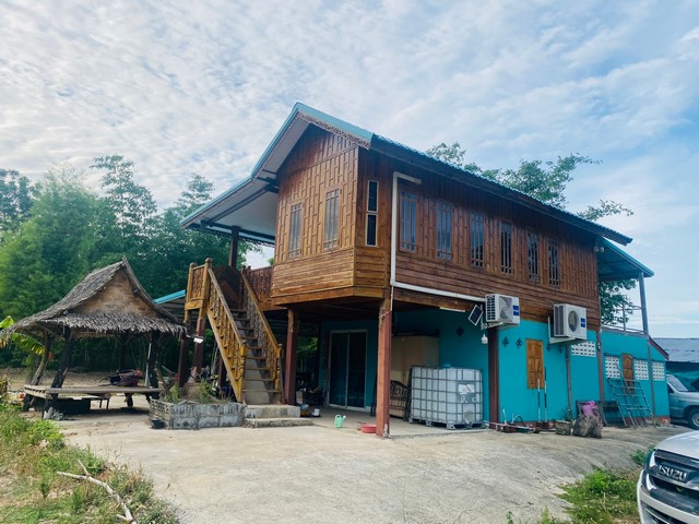 พื้นที่ดิน 374 ตร.ว  บ้าน 2 ชั้น ครึ่งปูน ครึ่งไม้  ต.หนองโสน  อ.เลาขวัญ  จ.กาญจนบุรี 