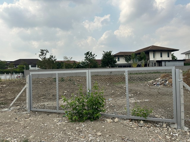 ขายที่ดินเปล่า ซอยกรุงเทพกรีฑา 8 แยก 10  เนื้อที่ 4-0-18.1 ไร่   เข้า-ออก ได้หลายเส้นทาง  ZT411 