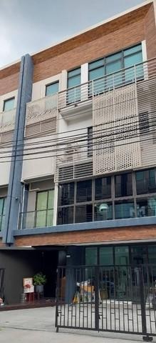 PB4361 ขายโฮมออฟฟิศ 4 ชั้น ซอยรามอินทรา 40 ถนนนวลจันทร์ โครงการ ดิสทริค เอกมัย-รามอินทรา ตึกหันหน้าไปทางทิศใต้ 