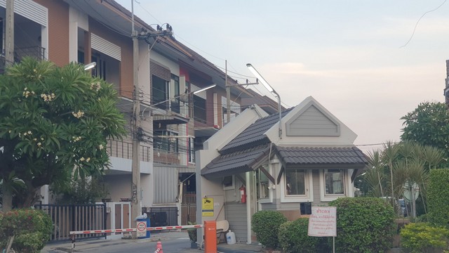 ขาย ทาวน์โฮม 3 ชั้นครึ่ง บ้านรินรดา ถ.สหกรณ์ มหาชัย บ้านเล่นระดับ  ที่จอดรถพร้อม