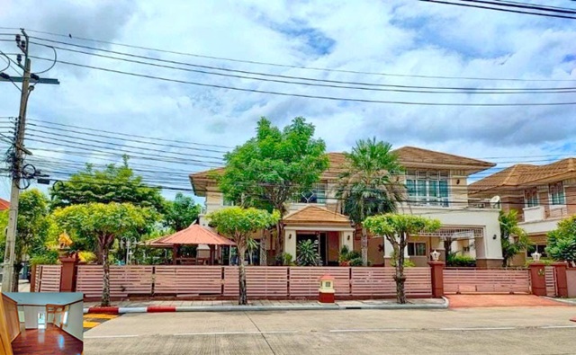 เป็นส่วนตัว 5นอน 5น้ำ 4จอดรถ  รร.นานาชาติ DBSMRT บางรักใหญ่ 1.5กม. ให้เช่าบ้านเดี่ยวหรู2ชั้น หลังมุม 168ตรว. 255ตรม.