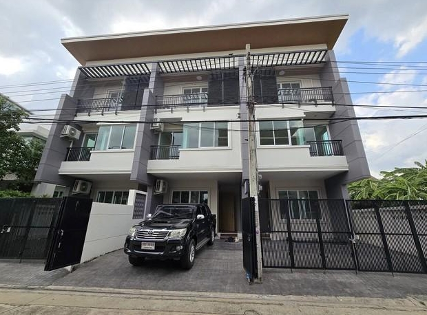 ให้เช่าโฮมออฟฟิศ3ชั้น (ทั้งตึก 3 คูหา)  เนื้อที่ดิน 84 ตร.วา พื้นที่ 800 ตรม. ย่านโชคชัย4 ลาดพร้าววังหิน 