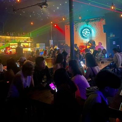 เซ้ง ร้านเหล้า ซอยเสือใหญ่ หลังมหาลัยราชภัฏจันทรเกษม  เปิดมาแล้ว3ปี คนเยอะ  ทั้งนักศึกษา+คนทำงาน