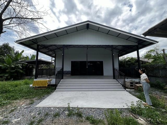 ให้เช่าที่ดิน 150 ตรว.ซอยอ่อนนุช 35 พร้อมอาคารชั้นเดียวขนาด10x12 ม. มี 2 ห้องน้ำ   เหมาะทำออฟฟิศ โกดังขนาดเล็ก  จอดรถได้หลายคัน