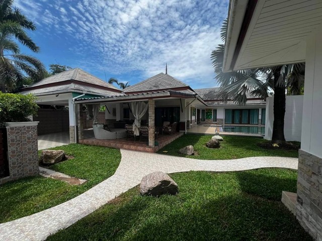  บ้านหัวมุมสวยหลังใหญ่พร้อมวิวคลองในทะเลสาบบ้านดุสิตพัทยา พร้อมสระว่ายน้ำส่วนตัว