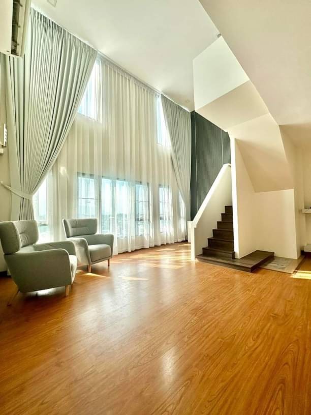 ขาย 5.9 ล้าน 355 ตรม. 4 นอน 3 น้ำ Tree Retro Condo เพนท์เฮาส์หรู รีโนเวทใหม่ บิ้วอินใหม่ทั้งหมด เห็นวิว 360 องศาทั้งเมือง มีทางขึ้นส่วนตัว
