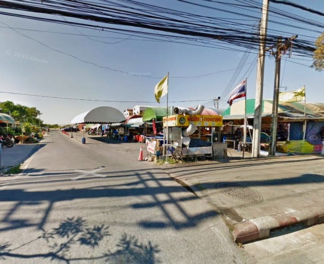 ฉลองกรุง 37-40 ให้เช่าที่ดิน ติดถนนฉลองกรุง ขนาด 33 ไร่ นิคมอุตสาหกรรมลาดกระบัง แบ่งเช่าได้  ถมแล้วมี 7-11 เช่าอยู่ บนพื้นที่สีแดง 