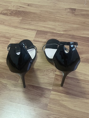 รองเท้าส้นสูงแบรนด์ Fat Shoes