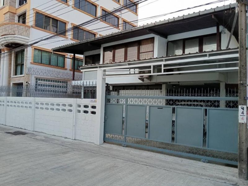 ให้เช่าบ้านเดี่ยว 2 ชั้น ซอยลาดพร้าว96 ใกล้ทางด่วน ที่ดิน 62 ตารางวา 4 ห้องนอน 2 ห้องน้ำ แอร์ 4 เครื่อง มีเฟอร์นิเจอร์แค่บางส่วน 