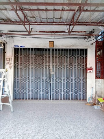 ขายทรัพย์​ถูกบ้านบึง ขายอาคารพาณิชย์ 3ชั้นครึ่ง ใกล้ตัวเมืองบ้านบึง  ติดถนนเดินเส้นหลักเดินทางสะดวก