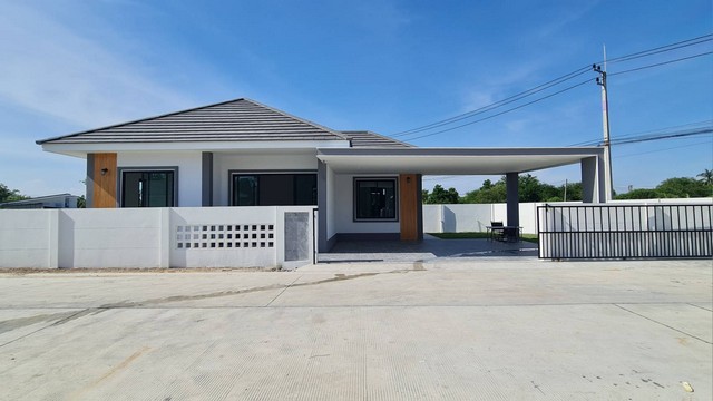 ขายบ้านเดี่ยว ตำบลน่าป่า อำเภอเมือง ชลบุรี ขายบ้านเดี่ยวชั้นเดียวใกล้วัดสำนักบก 3 นอน 2 น้ำ 2 จอดรถ บ้านใหม่มือ1