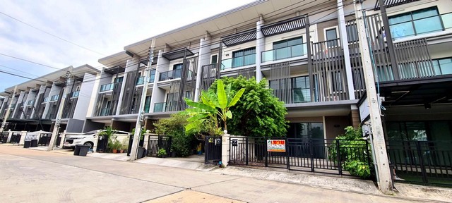 Townhouse ทาวน์ อเวนิว เมิร์จ รัตนาธิเบศร์ 4300000 thb 3 นอน 3 Bathroom 20 sq.wa ไม่ไกลจาก ใกล้แหล่งชุมชนมากมาย ใกล้รถไฟฟ้าสายสีม่วงสถานีสามแยกบางใหญ่ ใกล้วัดมะเดื่อ ใกล้เซ็นทรัลเวสเกต ใกล้เซ็นทรัลรัตนาธิเบศร์ ราคาไม่แรง นนทบุรี   