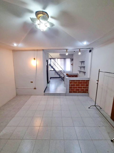 BTS สุรศักดิ์ 500ม.สาทร11-17  ทาวน์เฮ้าส์ 3 ชั้น เจริญกรุง พร้อมดาดฟ้า 17ตรว. 200ตรม.  รักสัตว์ 3นอน 2น้ำ 1จอดรถ 