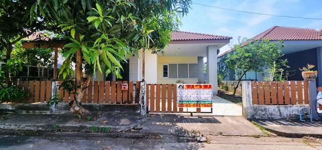 บ้าน สุขุมวิท 5 50 ตาราง-วา 0 Ngan 0 Rai  1700000 BAHT ใกล้กับ ใกล้โครงการบ้านเอื้ออาทรท่าตูม ร้านอาหารมากมาย ใกล้สี่แยกท่าตูม นิคมอุตสาหกรรม304/ดับเบิลเอ ตลาดนัด 304 พลาซ่า โรงแรมทาวารวดี (บ้านเดี่ยวมือสอง) Hot!