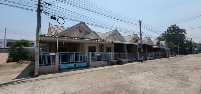 townhome ม.บ้านอิงสวน อ.สามชุก จ.สุพรรณบุรี 1200000 thb 2ห้องนอน1น้ำ 25 sq.wa ใกล้ ใกล้แหล่งชุมชนมากมาย เยื้องมหาวิทยาลัยราชมงคลจังหวัดสุพรรณบุรีใกล้เพียงแค่เดินถึง ใกล้ตลาดศรีประจันต์ ใกล้วัดสามชุก ใกล้โลตัส ใกล้ศูนย์ราชการ ใกล้ตลาดปากคลอง ใกล้วัดบางขวาก ใกล้ตลาดสามชุก 100 ปี BIG SURPRISE!! ตำแหน่งที่ตั้งโครงการและตัวบ้าน ทำเลดีมาก ตัวโครงการอยุ่ติดถนนใหญ่ ตัวบ้านที่ขายอยู่เฟส 1 ต้นโครงการ เดินทางสะดวก แค่เดินก็ถึงจุดหมายหลายแห่ง