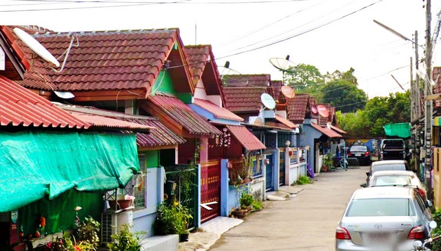 Townhouse ตระกูลทอง พื้นที่ =  21 sq.wa 0 NGAN 0 ไร่ 1500000 THAI BAHT ใกล้ ใกล้วัดรังสีสุทธาวาส วัดบ้านไร่ เทสโก้โลตัสเอ็กซ์เพลสสาขาบ้านไร่ เมย์เฟอร์นิเจอร์ โรงเรียนวัดรังสีสุทธาราม เซเว่นไร่กล้วย โรงพยาบาลพญาไทศรีราชา สถานีตำราจภูธรศรีราชา การประปาส่วนภูมิภาคศรีสาขาราชา สนามฟุตบอลหญ้าเทียม ราชาสปอร์ต สถานีไฟฟ้าแรงสูงศรีราชา การ พร้อมตกแต่ง ชลบุรี   