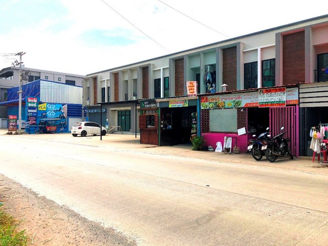 อาคารพาณิชย์ฯ ทำเลดี อยู่หน้าหมู่บ้าน เอ.ซี. เฮ้าส์ 7 ค้าขายได้ง่าย ด้านหลังบ้านเป็นโรงงาน  การเดินทางสะดวก เข้า-ออก ได้ทั้งทางถนนลำลูกกา หรือด้านถนนรังสิตนครนายก (อาคารพาณิชย์น่าลงทุน) 3050000 บาท. 2 Bedroom 247 sq.wa ใกล้ -ใกล้ เทสโก้โลตัส(ลำลูกกา คลอง 4)  -ใกล้ เทสโก้โลตัส(เสมาฟ้าคราม)  -ใกล้ บิ๊กซี รังสิต  -ใกล้ Dream Word  -ใกล้ ม.ธรรมศาสตร์  -ใกล้ ม.กรุงเทพ  -ใกล้ ม.นอร์ทกรุงเทพ รังสิต  -ใกล้ วัดพระธรรมกาย  -ใกล้ สวนสนุกดรีมเวิลด์  -ใกล้ รพ.ภัทร-ธนบุรี  -ใกล้ ฟิวเจอร์พ สวย