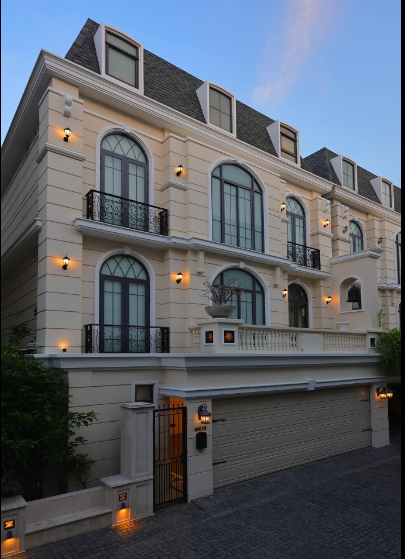  ขายบ้านหรู3ชั้นพร้อมลิฟท์ สระว่ายน้ำ  ย่านเอกมัย 22 ทองหล่อ 4 นอน 5 น้ำ พื้นที่ใช้สอย 500 ตรม 