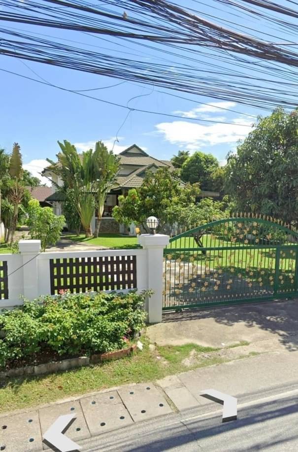 ให้เช่า/ขาย บ้านสวย 2 ชั้น สวนกว้าง หลังมช. ใกล้นิมมาน เดินทางสะดวก เฟอร์นิเจอร์ครบ พร้อมสนามหญ้ากว้างขวาง รับสัตว์เลี้ยง