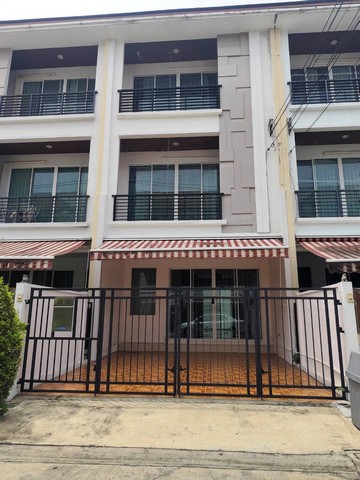 ให้เช่าทาวน์เฮ้าส์ 3 ชั้น ใกล้เลียบด่วน-รามอินทรา โครงการบ้านกลางเมือง ลาดพร้าว 87 ขนาด 22 ตร.ว. 4 ห้องนอน  3 ห้องน้ำ จอดรถได้3 คัน