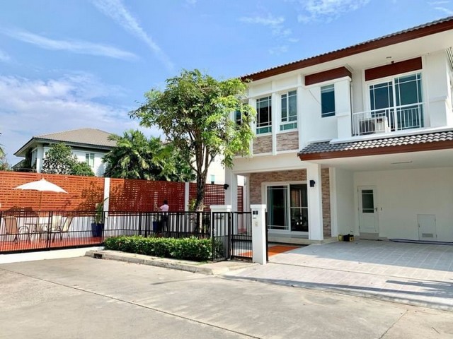 ให้เช่า บ้านเดี่ยว 2 ชั้น บ้านหลังมุม พร้อมสวนและมุมกาแฟ หมู่บ้านมัณฑนาพระราม 9 ศรีนครินทร์ ซอยกรุงเทพกรีฑา 7 ใกล้เดอะมอลล์บางกะปิ