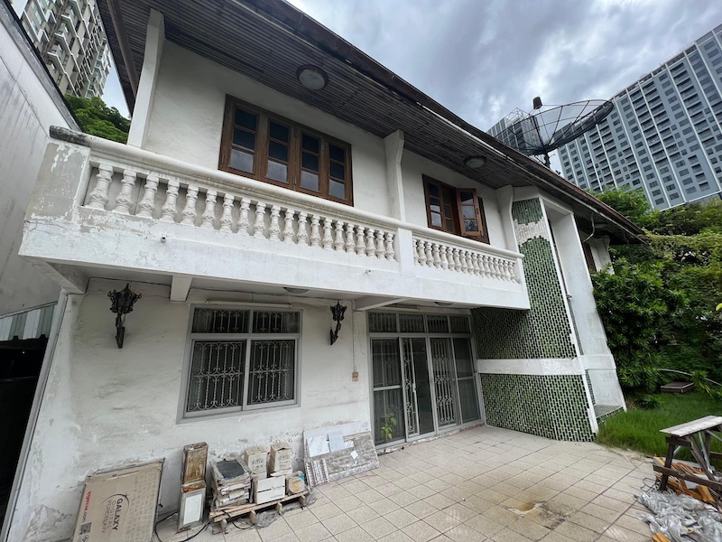 BH2946 ให้เช่าทาวน์เฮ้าส์ สุขุมวิท 26 ค่าเช่า100,000 บาท / เดือน   4 ห้องนอน 5 ห้องน้ํา 4-5 ที่จอดรถ 100 ตารางวา