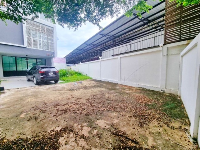 ให้เช่าโฮมออฟฟิศ 3 ชั้นครึ่ง อ่อนนุช63-69 จอดรถในรั้วได้ 8 คัน ขนาดใหญ่มาก 59ตรว. 227ตรม. เป็นส่วนตัว 3นอน  3แอร์ เฉลิมพระเกีรยติ ร.9