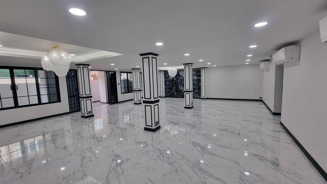 P230 ให้เช่า ทาวน์เฮ้าส์ 2 ชั้น 54 ตรว. 6 ห้องนอน ซอยสุขุมวิท ราคาเช่า 130,000 บาท/เดือน