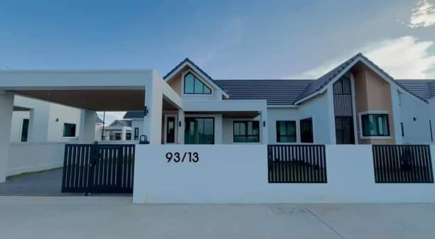 บ้านว่างให้เช่า 15,000 บาท 90 ตรว. บ้านเดี่ยวสร้างใหม่ สันป่าตอง สไตล์มินิมอล เฟอร์นิเจอร์ใหม่ทุกชิ้น พร้อมเข้าอยู่ ยินดีรับสัตว์เลี้ยง