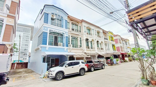 เฟอร์ครบ หัวมุม เซ็นทรัลอิสต์วิลล์ 2.8 กม. ให้เช่า Home Office รัชดา 2.8กม. จอดรถ 5 คัน ถนนเลียบด่วน โชคชัย 4 4นอน 4น้ำ รถไฟฟ้าลาดพร้าว 5A/C