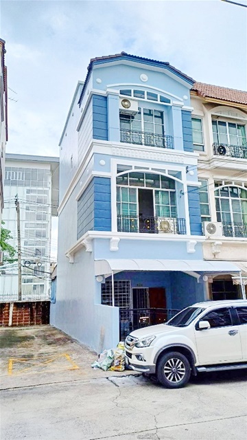 รัชดา 2.8กม. เฟอร์ครบ หัวมุม เซ็นทรัลอิสต์วิลล์ 2.8 กม. ให้เช่า Home Office  จอดรถ 5 คัน ถนนเลียบด่วน โชคชัย4 4นอน รถไฟฟ้าลาดพร้าว 5แอร์