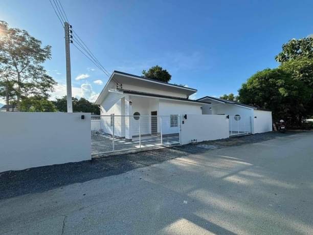 โซนแม่ริม พูลวิลล่า 3 หลัง ขายต่ำกว่าราประเมิน 3.9 ล้าน 50 ตรว. สไตล์มูจิ พร้อมสระว่ายน้ำส่วนตัว เนื้อที่กว้าง มีระเบียงชม วิวดอยสุเทพ