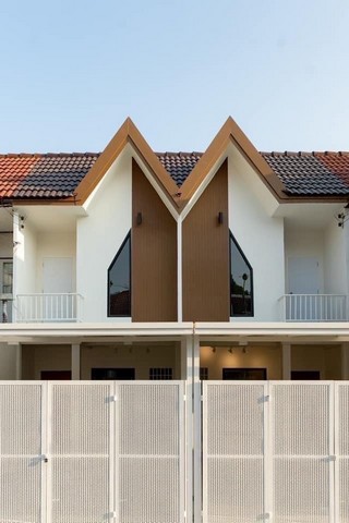 ขายทาวเฮาส์ 2 ชั้น 26 ตรว. ย่านเกษตรนวมินทร์ ซอยนวมินทร์ 74 หน้าบ้านทิศใต้ รีโนเวทใหม่ทั้งหลัง หิ้วกระเป๋าเข้าอยู่ได้เลย 