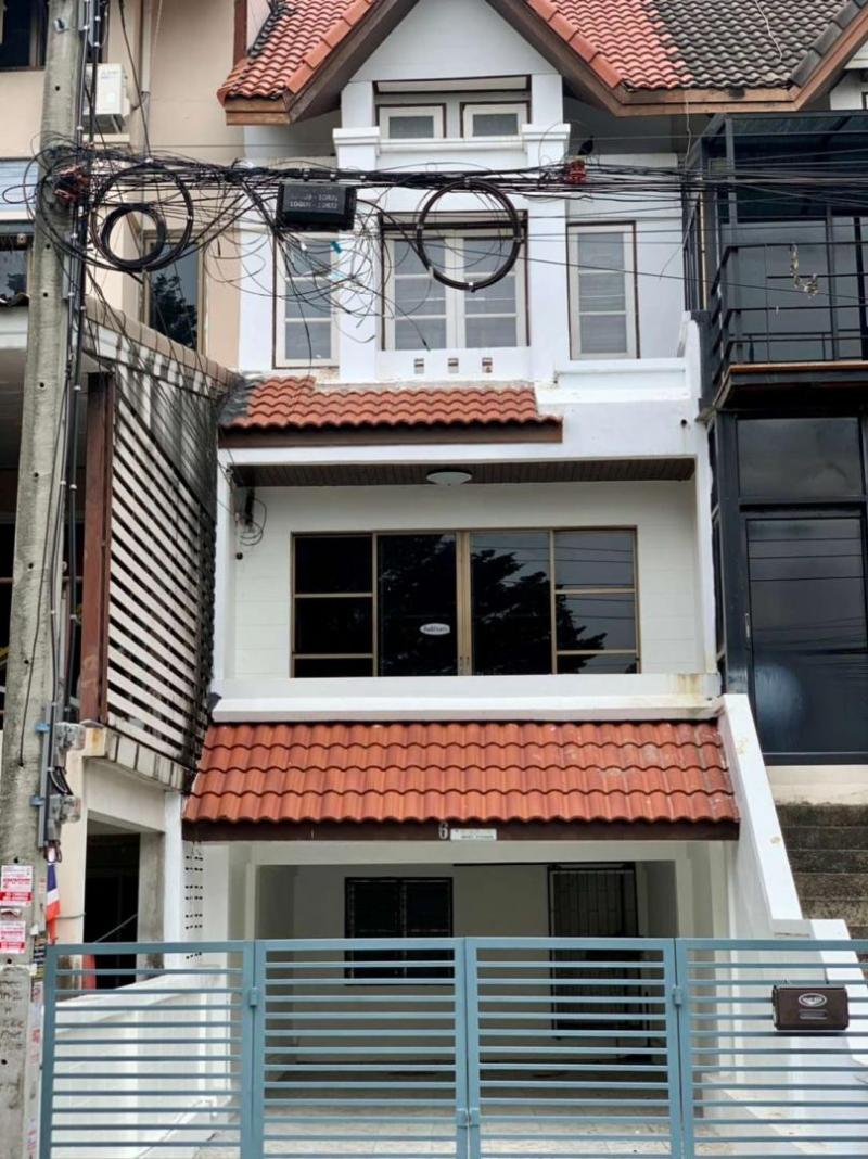 ขายทาวน์เฮาส์4 ชั้น ซอยสุคนธสวัสดิ์ 4 ลาดพร้าว 71ย่านเลียบด่วนรามอินทรา  ขนาด 25 ตารางวา 4 ห้องนอน 3ห้องน้ำ จอดรถในบ้านได้2คัน